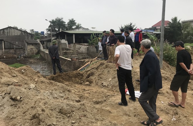 Vụ ruồi bu kín nhà, dân vây lò mổ: Tạm dừng hoạt động lò mổ để xử lý hệ thống nước thải - Ảnh 7.