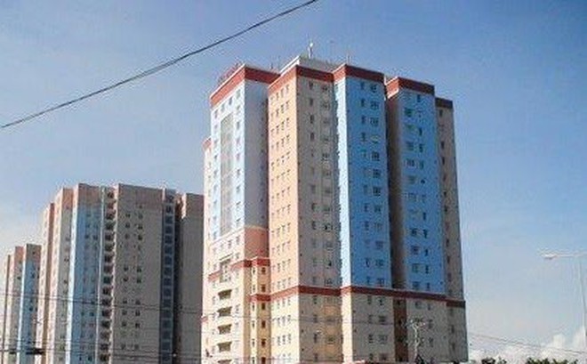 Báº¥t cáº©n trong lÃºc vui chÆ¡i, má»t em bÃ© rÆ¡i tá»« chung cÆ° xuá»ng Äáº¥t tá»­ vong