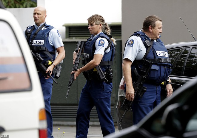 Xuất hiện clip vụ xả súng ở New Zealand khiến 49 người chết: Nghi phạm vừa nã đạn, vừa livestream - Ảnh 10.