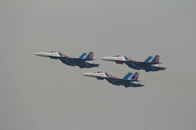 Độc nhất, chưa từng có: Cả 5 tiêm kích Su-30SM cất cánh cùng lúc từ sân bay Nội Bài - Ảnh 9.