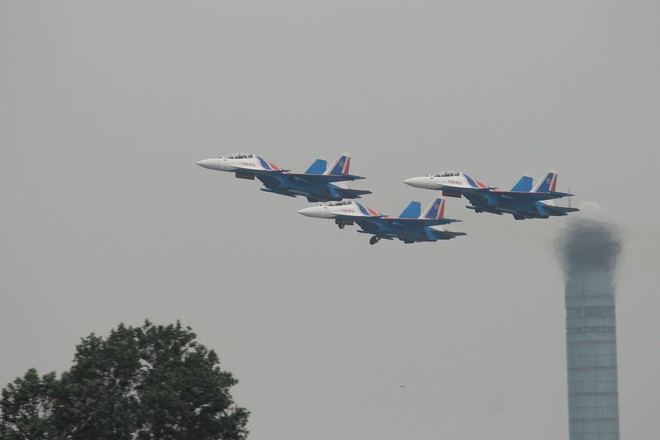 Độc nhất, chưa từng có: Cả 5 tiêm kích Su-30SM cất cánh cùng lúc từ sân bay Nội Bài - Ảnh 10.