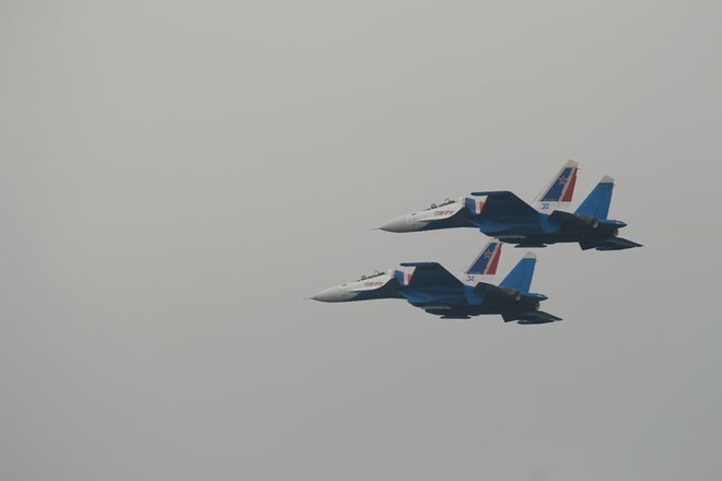 Độc nhất, chưa từng có: Cả 5 tiêm kích Su-30SM cất cánh cùng lúc từ sân bay Nội Bài - Ảnh 7.