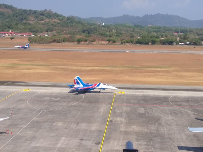 Độc nhất, chưa từng có: Cả 5 tiêm kích Su-30SM cất cánh cùng lúc từ sân bay Nội Bài - Ảnh 13.