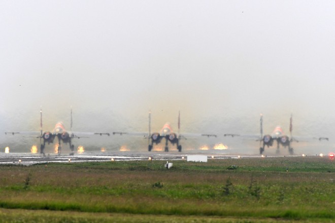 Độc nhất, chưa từng có: Cả 5 tiêm kích Su-30SM cất cánh cùng lúc từ sân bay Nội Bài - Ảnh 5.