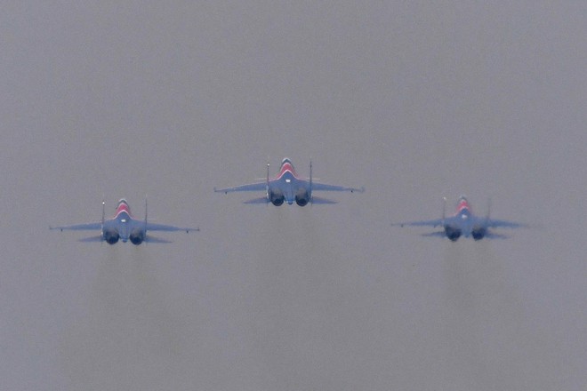 Độc nhất, chưa từng có: Cả 5 tiêm kích Su-30SM cất cánh cùng lúc từ sân bay Nội Bài - Ảnh 6.