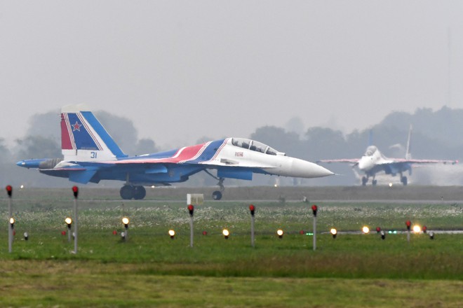 Độc nhất, chưa từng có: Cả 5 tiêm kích Su-30SM cất cánh cùng lúc từ sân bay Nội Bài - Ảnh 1.