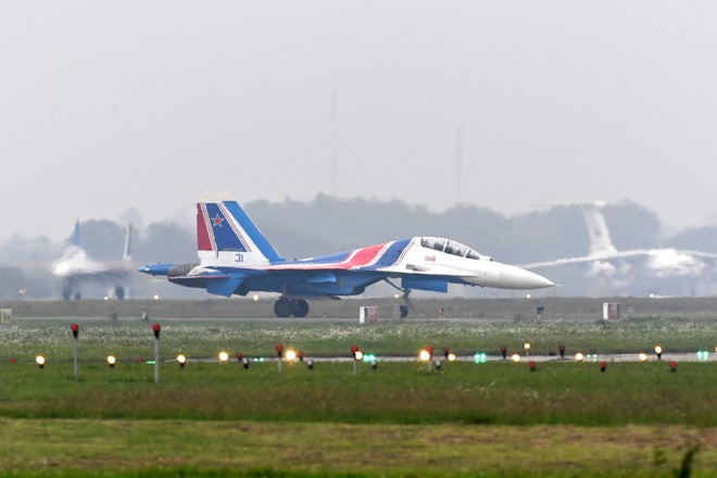 Độc nhất, chưa từng có: Cả 5 tiêm kích Su-30SM cất cánh cùng lúc từ sân bay Nội Bài - Ảnh 12.