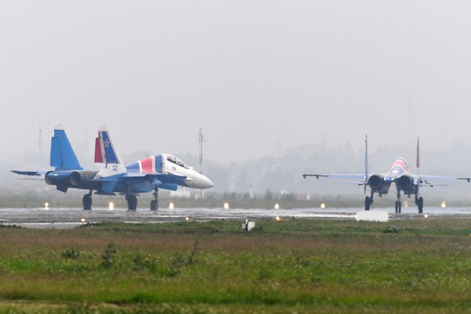 Độc nhất, chưa từng có: Cả 5 tiêm kích Su-30SM cất cánh cùng lúc từ sân bay Nội Bài - Ảnh 2.