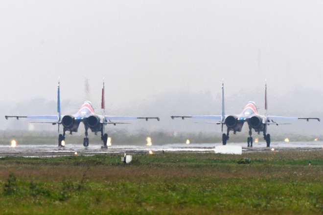 Độc nhất, chưa từng có: Cả 5 tiêm kích Su-30SM cất cánh cùng lúc từ sân bay Nội Bài - Ảnh 3.