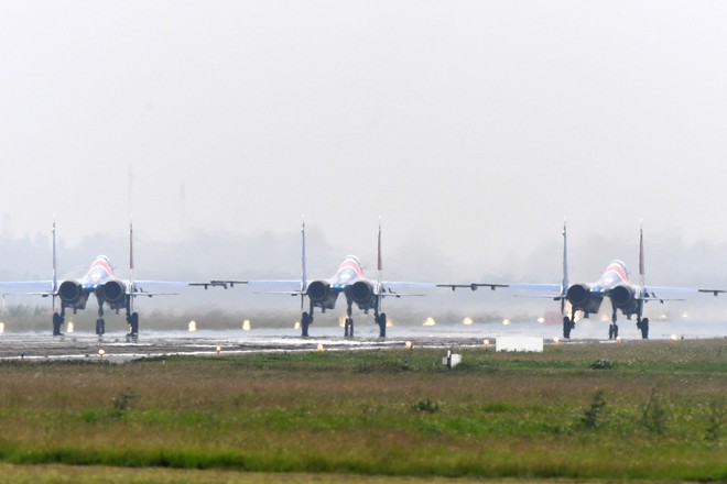 Độc nhất, chưa từng có: Cả 5 tiêm kích Su-30SM cất cánh cùng lúc từ sân bay Nội Bài - Ảnh 4.