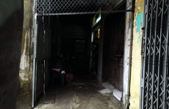 Hiện trường vụ thầy cúng cầm dao truy sát cả gia đình hàng xóm ở Nam Định - Ảnh 2.