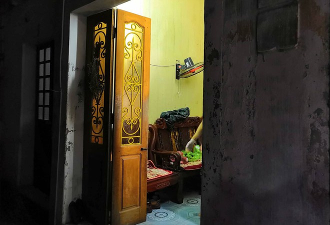 Hiện trường vụ thầy cúng cầm dao truy sát cả gia đình hàng xóm ở Nam Định - Ảnh 3.