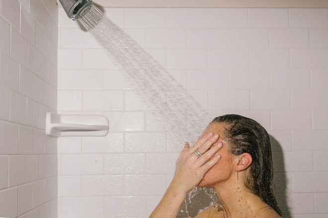 Tắm đúng cách là bảo vệ sức khỏe: Mọi người chỉ cần thực hiện 4 điều - Ảnh 2.