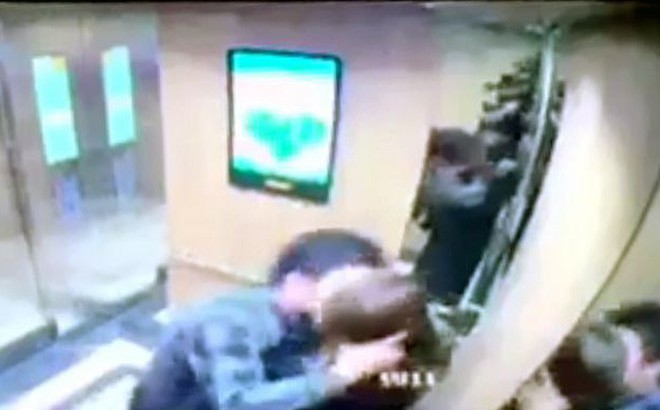 Cô gái kể phút bị "yêu râu xanh" ôm hôn trong thang máy ở Hà Nội