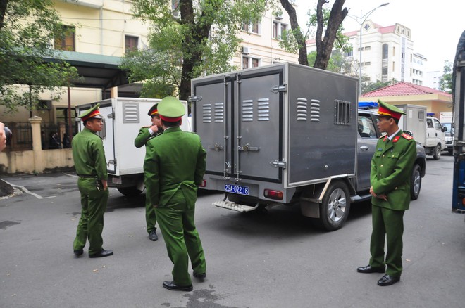 Mẹ cô gái gào khóc oán trách nam ca sỹ Châu Việt Cường tại phiên toà - Ảnh 2.