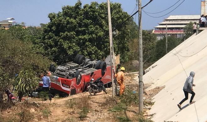 Hiện trường thảm khốc vụ xe chở du khách nước ngoài lao xuống vực ở Bình Thuận - Ảnh 5.