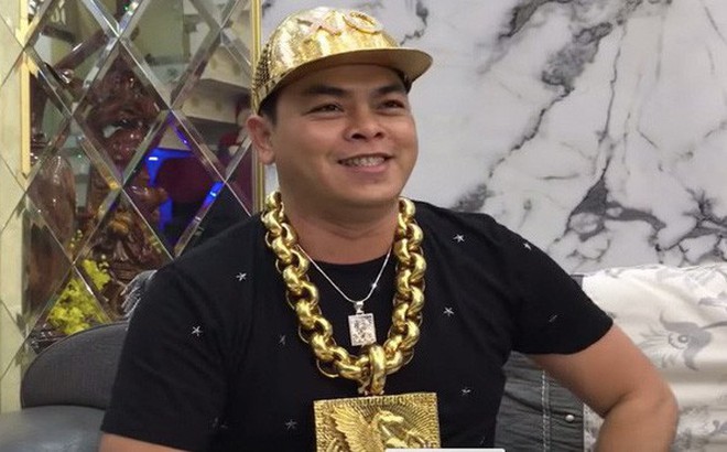 Bắt đại gia Phúc XO, người đeo nhiều vàng nhất Việt Nam Bắt đại gia Phúc XO, người đeo nhiều vàng nhất Việt Nam