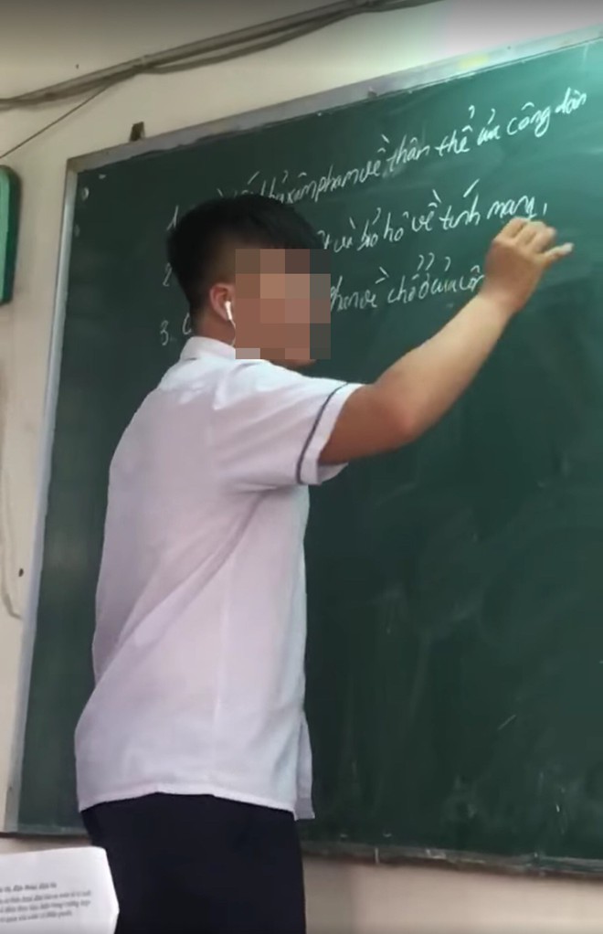 Pha nhắc bài mang phong cách công nghệ cao của 2 học sinh gây tranh cãi - Ảnh 2. Pha nhắc bài mang phong cách công nghệ cao của 2 học sinh gây tranh cãi - Ảnh 2.