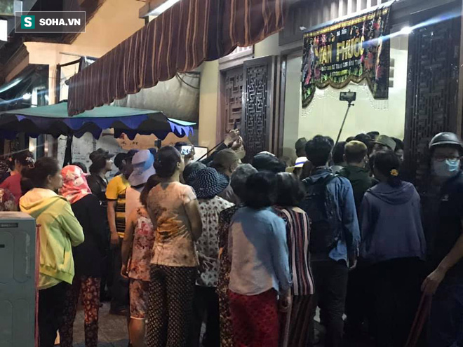 Dòng người đau buồn đưa tiễn cố nghệ sĩ Anh Vũ về nơi an nghỉ cuối cùng - Ảnh 2. Dòng người đau buồn đưa tiễn cố nghệ sĩ Anh Vũ về nơi an nghỉ cuối cùng - Ảnh 2.