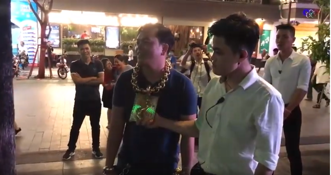 Trước khi bị bắt, Phúc XO trả 15 triệu đồng/tháng cho vệ sĩ đi dạo và đỡ vàng trên cổ - Ảnh 2. Trước khi bị bắt, Phúc XO trả 15 triệu đồng/tháng cho vệ sĩ đi dạo và đỡ vàng trên cổ - Ảnh 2.