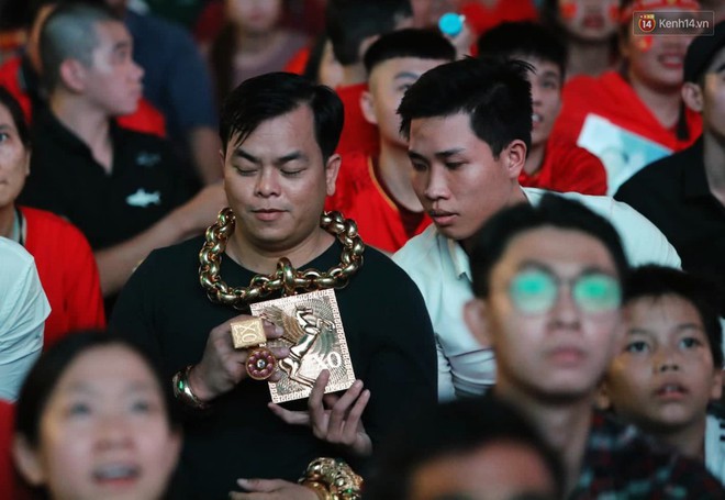 Trước khi bị bắt, Phúc XO trả 15 triệu đồng/tháng cho vệ sĩ đi dạo và đỡ vàng trên cổ - Ảnh 3. Trước khi bị bắt, Phúc XO trả 15 triệu đồng/tháng cho vệ sĩ đi dạo và đỡ vàng trên cổ - Ảnh 3.