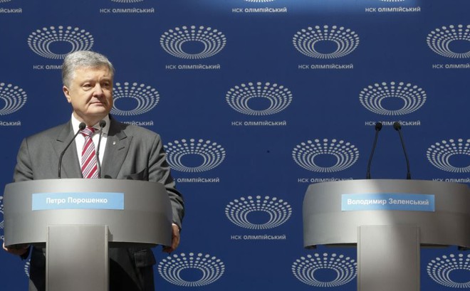 Tranh luận 14-14-14: Tổng thống Poroshenko bị danh hài cho "leo cây", phải "độc thoại" suốt 45 phút Tranh luận 14-14-14: Tổng thống Poroshenko bị danh hài cho "leo cây", phải "độc thoại" suốt 45 phút