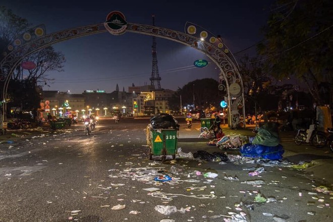 Đà Lạt - thành phố ngàn hoa ngập ngụa rác sau kỳ nghỉ lễ - Ảnh 5.