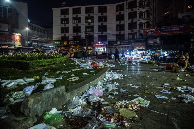 Đà Lạt - thành phố ngàn hoa ngập ngụa rác sau kỳ nghỉ lễ - Ảnh 8.