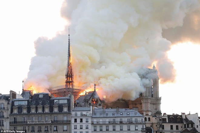 Cháy lớn kinh hoàng ở Nhà thờ Đức Bà Paris: Sập đỉnh tháp, phần lớn mái bị thiêu rụi - Ảnh 9.