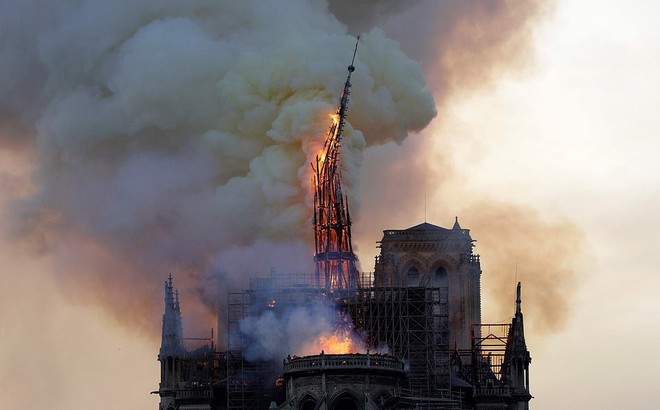 Cháy lớn kinh hoàng ở Nhà thờ Đức Bà Paris: Sập đỉnh tháp, phần lớn mái bị thiêu rụi