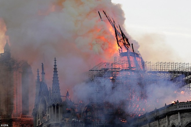 Cháy lớn kinh hoàng ở Nhà thờ Đức Bà Paris: Sập đỉnh tháp, phần lớn mái bị thiêu rụi - Ảnh 6.