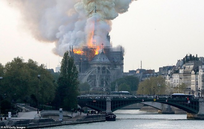Cháy lớn kinh hoàng ở Nhà thờ Đức Bà Paris: Sập đỉnh tháp, phần lớn mái bị thiêu rụi - Ảnh 7.