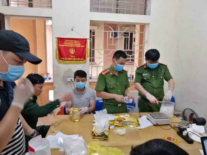 Vụ bắt giữ gần 1 tấn ma túy đá ở Nghệ An: Từ đống rác ven đường đến nhà kho toàn loa thùng - Ảnh 13.