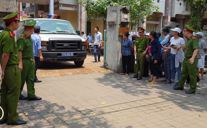 Người dân đứng cổng TAND TP Thái Bình bàn tán về vụ dâm ô tập thể nữ sinh lớp 9 Người dân đứng cổng TAND TP Thái Bình bàn tán về vụ dâm ô tập thể nữ sinh lớp 9