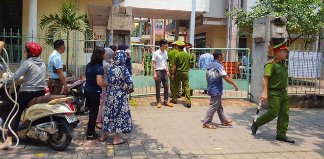 Người dân đứng cổng TAND TP Thái Bình bàn tán về vụ dâm ô tập thể nữ sinh lớp 9 - Ảnh 9.