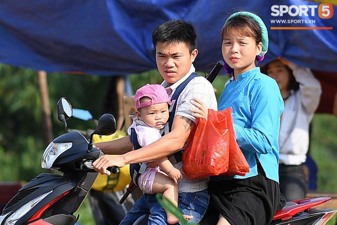 Cánh đàn ông địu con ngắm chị em mặc váy, xỏ giày biểu diễn bóng đá kỹ thuật chẳng kém Quang Hải - Ảnh 2.