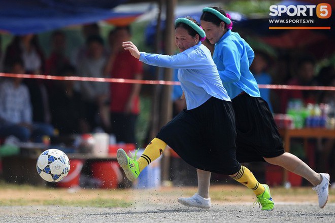 Cánh đàn ông địu con ngắm chị em mặc váy, xỏ giày biểu diễn bóng đá kỹ thuật chẳng kém Quang Hải - Ảnh 8.