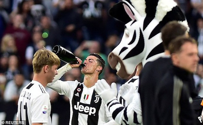 Ronaldo "ăn hên", nâng cao chức vô địch đầu tiên từ khi chuyển sang Juventus