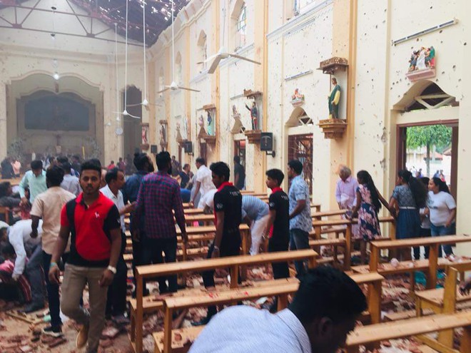Lễ Phục sinh đẫm máu: Hơn 200 người thiệt mạng, đánh bom tiếp diễn, Sri Lanka áp giờ giới nghiêm - Ảnh 9.
