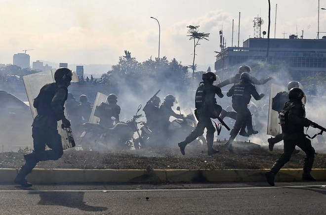 NÓNG: Ông Guaidó tuyên bố đảo chính ở Venezuela, có nhiều tiếng súng nổ bên ngoài căn cứ quân sự ở Caracas - Ảnh 10.