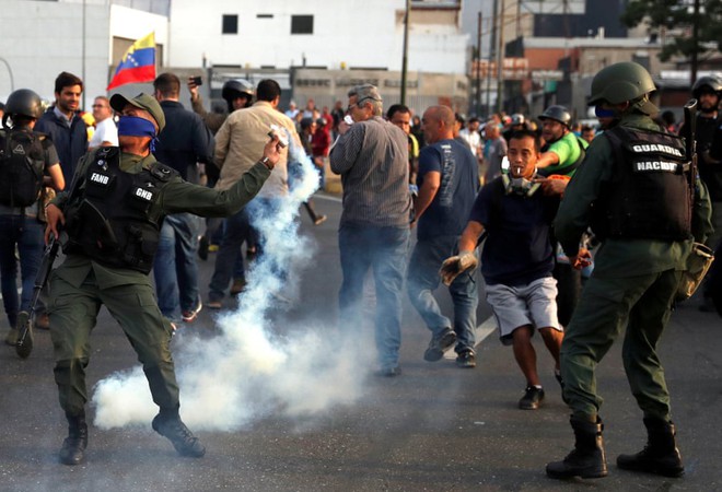 NÓNG: Ông Guaidó tuyên bố đảo chính ở Venezuela, có nhiều tiếng súng nổ bên ngoài căn cứ quân sự ở Caracas - Ảnh 7.