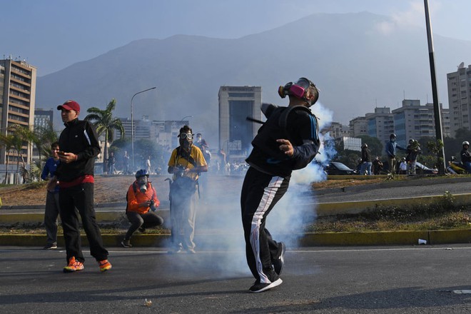 NÓNG: Ông Guaidó tuyên bố đảo chính ở Venezuela, có nhiều tiếng súng nổ bên ngoài căn cứ quân sự ở Caracas - Ảnh 8.