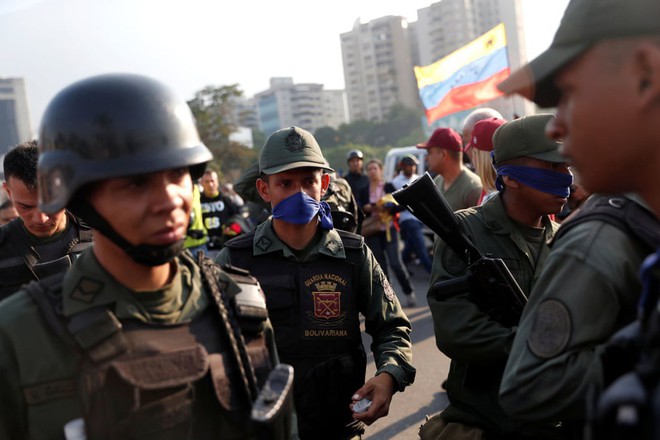 NÓNG: Ông Guaidó tuyên bố đảo chính ở Venezuela, có nhiều tiếng súng nổ bên ngoài căn cứ quân sự ở Caracas - Ảnh 2.