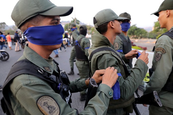 NÓNG: Ông Guaidó tuyên bố đảo chính ở Venezuela, có nhiều tiếng súng nổ bên ngoài căn cứ quân sự ở Caracas - Ảnh 1.