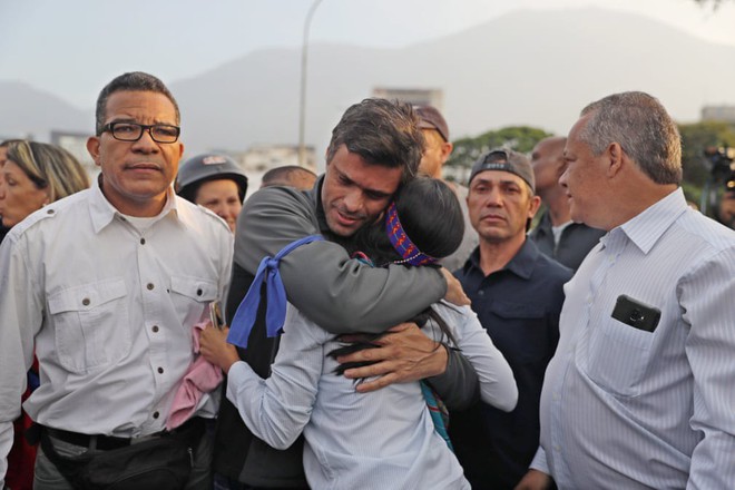 NÓNG: Ông Guaidó tuyên bố đảo chính ở Venezuela, có nhiều tiếng súng nổ bên ngoài căn cứ quân sự ở Caracas - Ảnh 3.