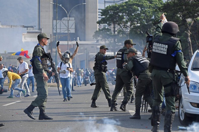 NÓNG: Ông Guaidó tuyên bố đảo chính ở Venezuela, có nhiều tiếng súng nổ bên ngoài căn cứ quân sự ở Caracas - Ảnh 12.