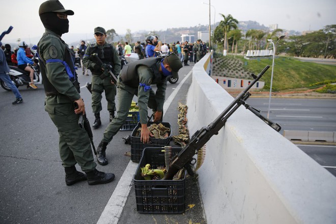 NÓNG: Ông Guaidó tuyên bố đảo chính ở Venezuela, có nhiều tiếng súng nổ bên ngoài căn cứ quân sự ở Caracas - Ảnh 4.