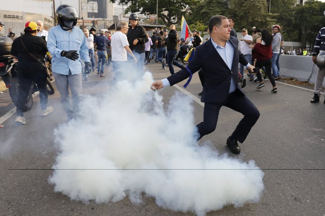 NÓNG: Ông Guaidó tuyên bố đảo chính ở Venezuela, có nhiều tiếng súng nổ bên ngoài căn cứ quân sự ở Caracas - Ảnh 6.