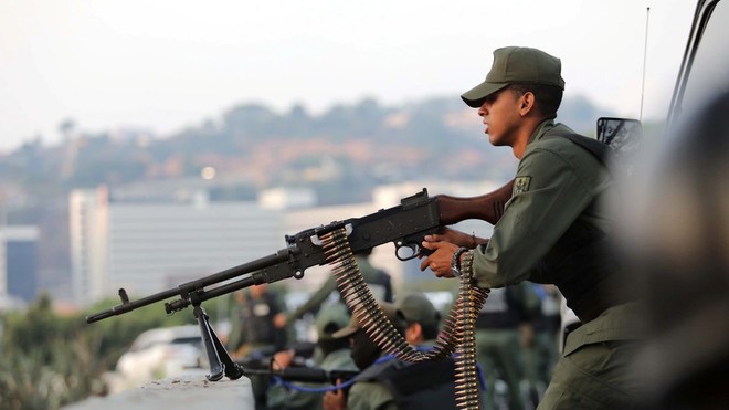 NÓNG: Ông Guaidó tuyên bố đảo chính ở Venezuela, có nhiều tiếng súng nổ bên ngoài căn cứ quân sự ở Caracas - Ảnh 2.