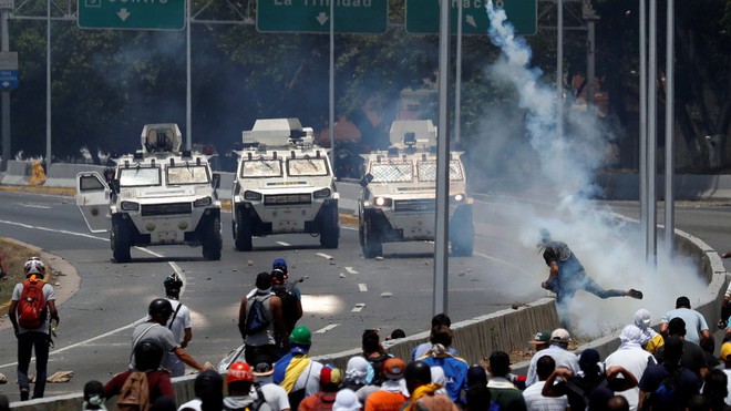 Ông Guaidó tuyên bố đảo chính, đe dọa biểu tình kéo dài, chính quyền TT Maduro cáo buộc Mỹ chỉ đạo đảo chính - Ảnh 1.